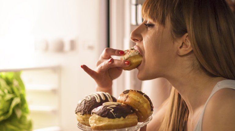 Binge eating: quando il piacere del cibo si trasforma in dipendenza